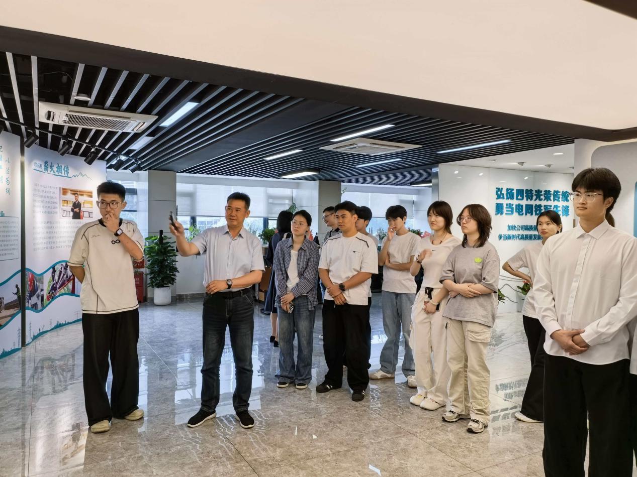 寻访劳模榜样 汲取奋进力量——电力工程系走进送变电学习吴维国劳模精神
