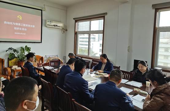 会议室里的人们
描述已自动生成